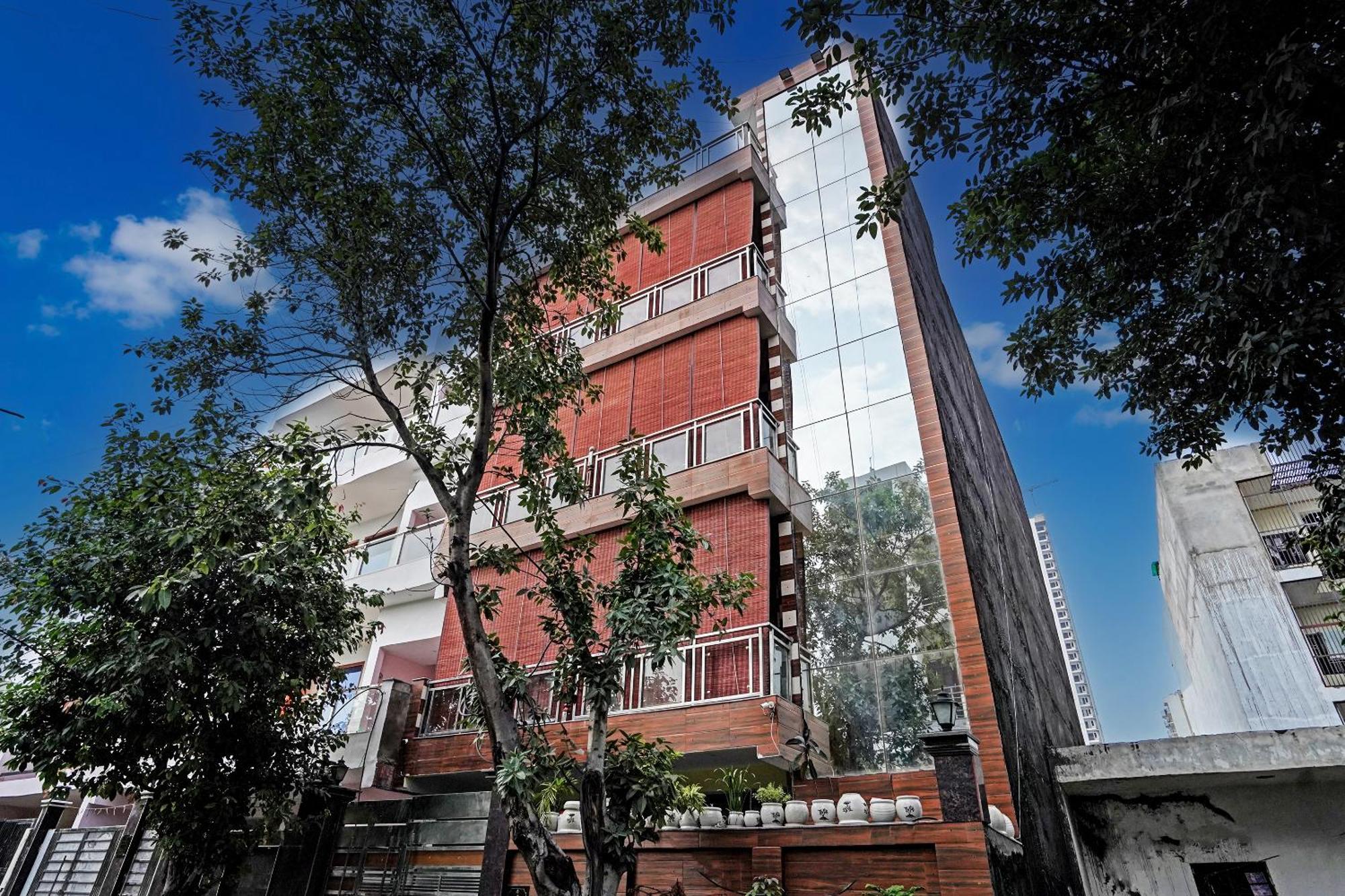 Отель Play- Platinum Sector144 Couple Friendly Нойда Экстерьер фото